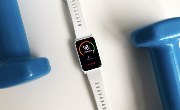 荣耀手表ES体验：搭载长方形大屏的健康小助理