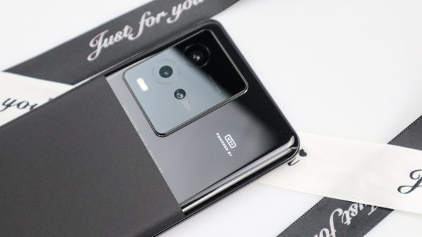 依旧是水桶型直屏旗舰：iQOO 10评测