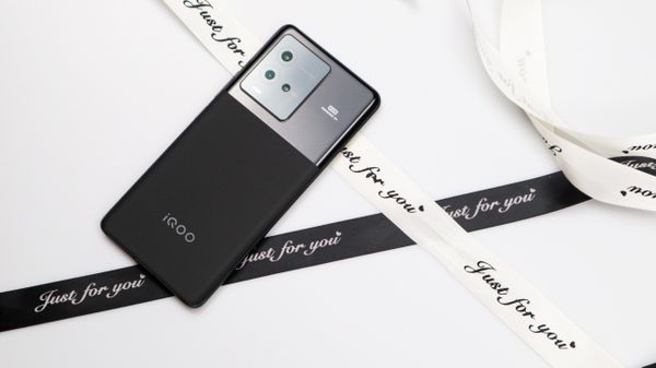 依旧是水桶型直屏旗舰：iQOO 10评测