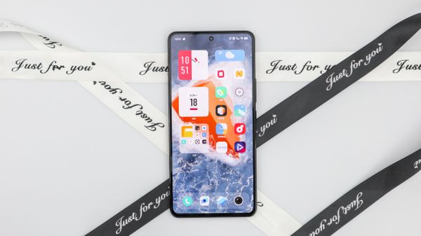 依旧是水桶型直屏旗舰：iQOO 10评测