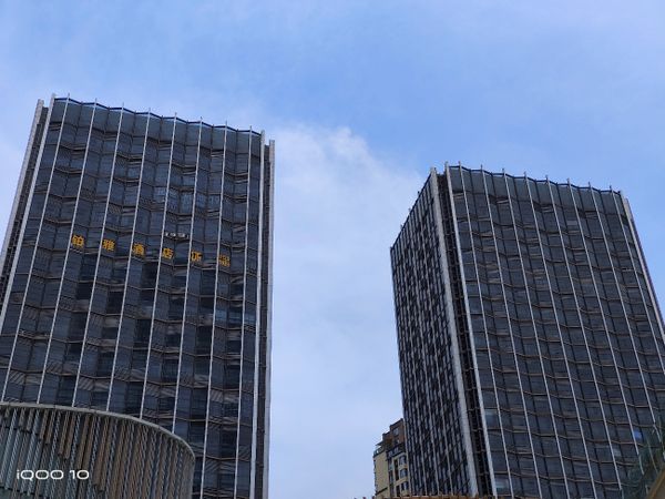依旧是水桶型直屏旗舰：iQOO 10评测