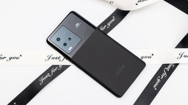 依旧是水桶型直屏旗舰：iQOO 10评测