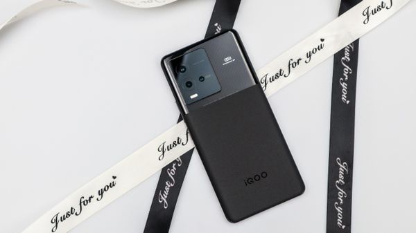 依旧是水桶型直屏旗舰：iQOO 10评测