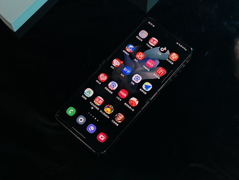 颠覆我对折叠屏的认知 三星 Galaxy Z Flip4上手体验-智嗨网