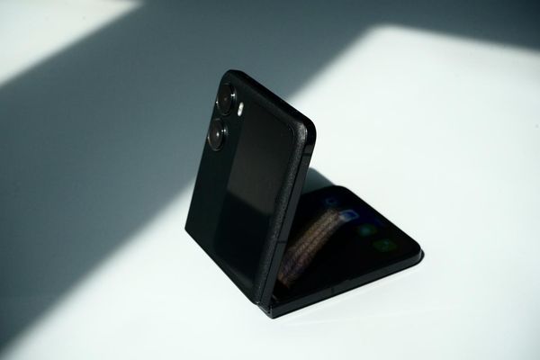 OPPO Find N2 Flip动手玩：轻薄手感，时尚单品