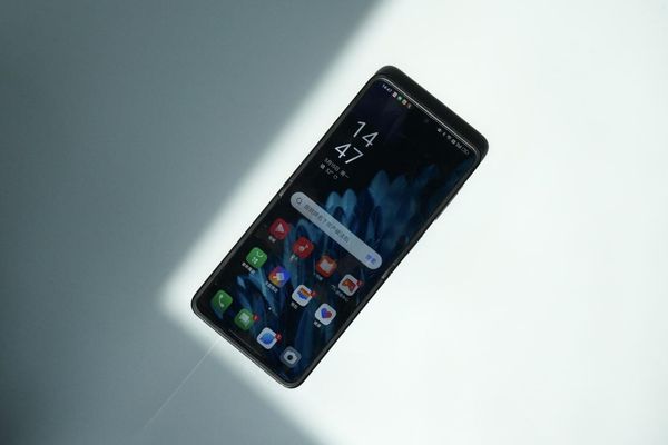 OPPO Find N2 Flip动手玩：轻薄手感，时尚单品