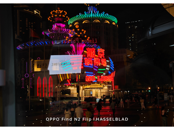 OPPO Find N2 Flip动手玩：轻薄手感，时尚单品