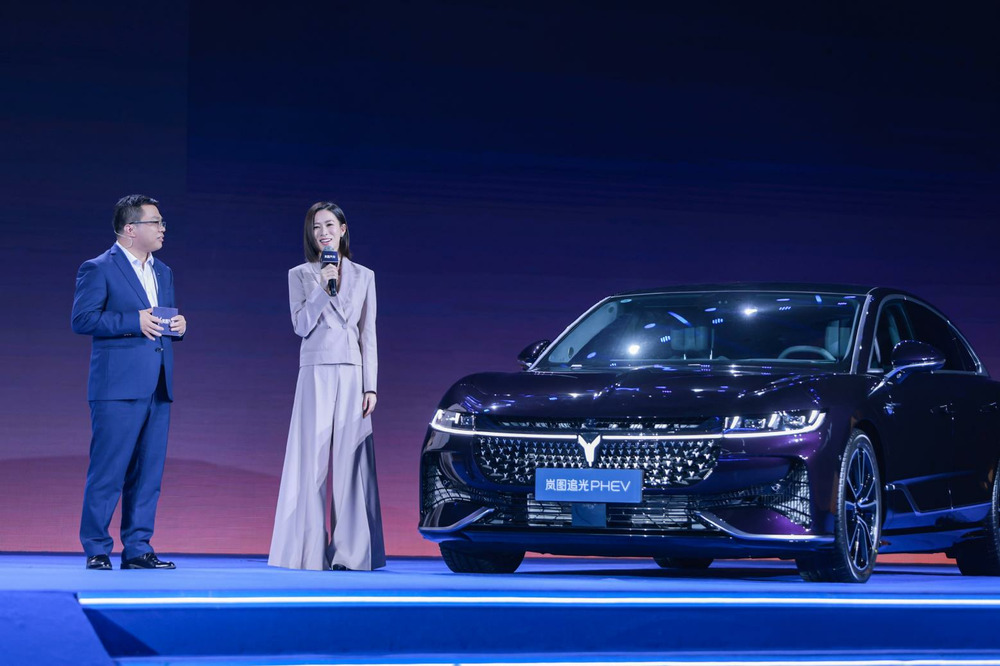 开创混动豪华新时代 岚图追光PHEV 25.28万元起售